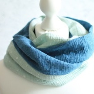 Loop zweifarbig Musselin mit Lochstickerei – Wende-Loop mint/blau