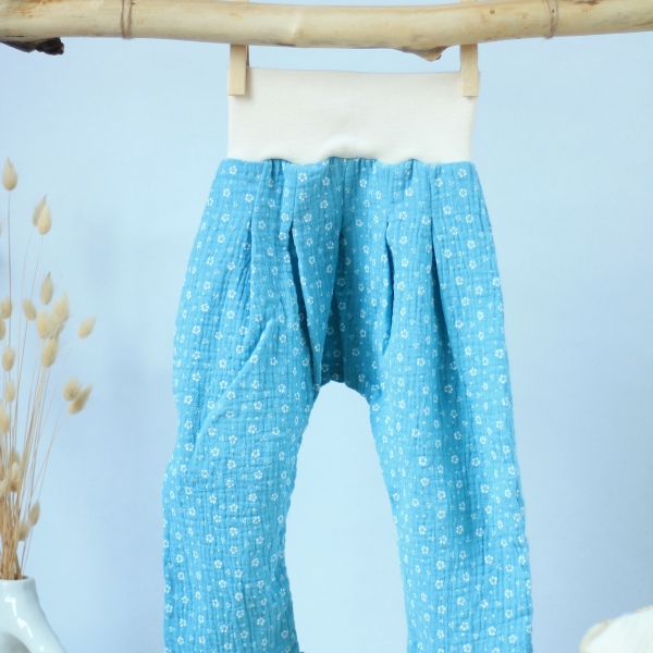 Musselinhose türkis mit Blumen  