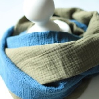 Loop zweifarbig Musselin mit Lochstickerei – Wende-Loop Khaki/Blau