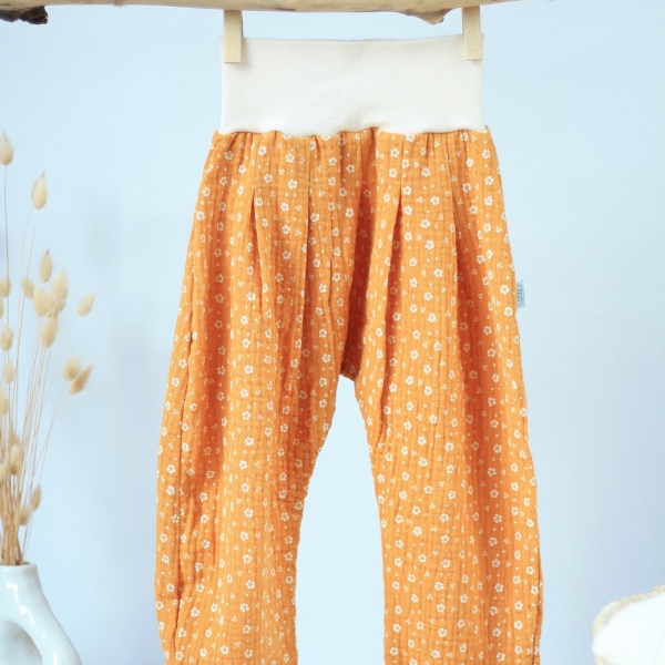 Musselinhose gelb mit Blumen 