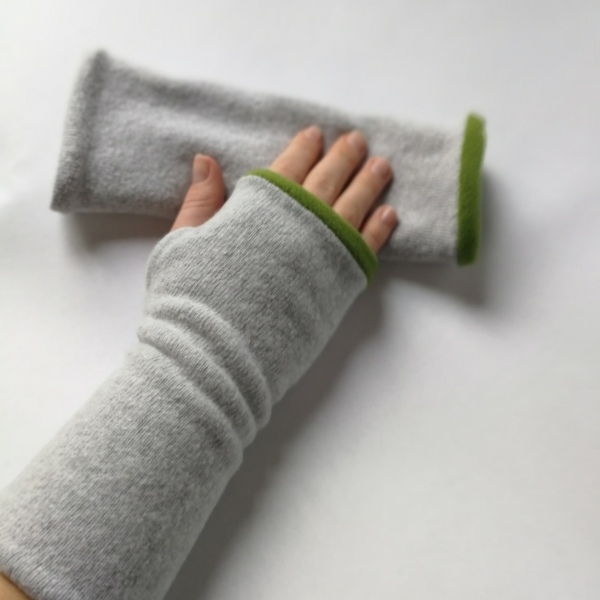 Armstulpen aus Feinstrick grau grün 