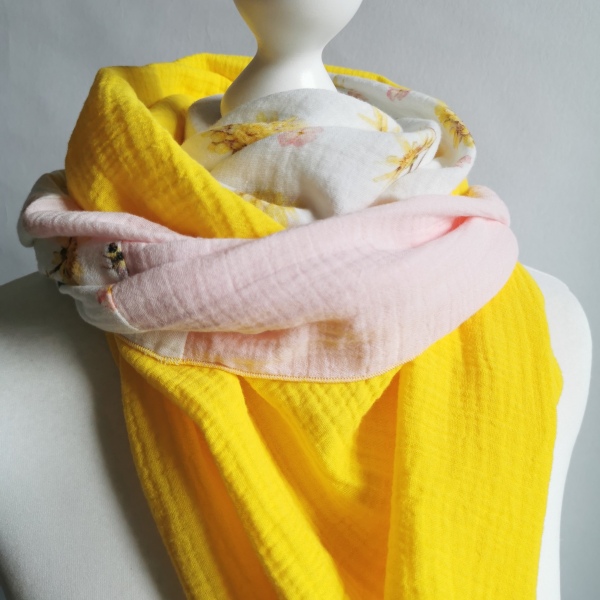 Dreieckstuch Musselin gelb rosa gemustert 