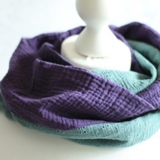 Loop zweifarbig Musselin mit Lochstickerei – Wende-Loop lila/mint