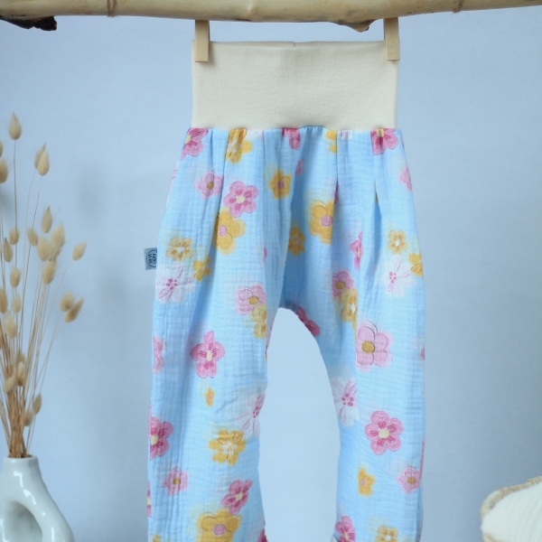 Musselinhose hellblau mit Blumen 