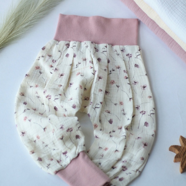 Musselinhose weiß mit Blumen Gr. 74