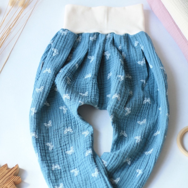 Musselinhose blau mit Schmetterlingen  